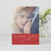 Minimalistische Crimson Red Script foto bruiloft Save The Date (Staand voorkant)