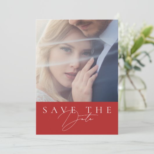 Minimalistische Crimson Red Script foto bruiloft Save The Date (Staand voorkant)