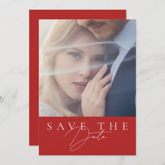 Minimalistische Crimson Red Script foto bruiloft Save The Date (Voorkant / Achterkant)