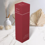 Minimalistische Crimson Rode Bruiloft Wijndoos Wijn<br><div class="desc">Voeg een vleugje elegantie toe aan uw bruiloft met onze minimalistische karmozijnrode wijndoos, ontworpen als aanvulling op onze bijpassende briefpapier-suite. Met een strakke karmozijnrode achtergrond met witte tekst, brengt dit label eenvoud en verfijning perfect in balans. De doordachte typografie en het samenhangende ontwerp zorgen ervoor dat uw wijnflessen een stijlvol...</div>