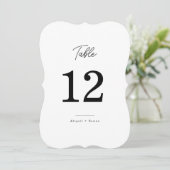 Minimalistische Die Cut Script Trouwtafel Nummer Kaart (Staand voorkant)