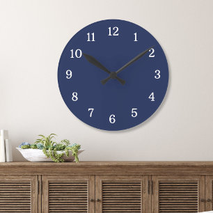 Minimalistische donkerblauwe en witte cijfers ronde klok