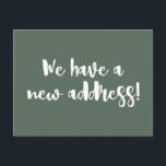 Minimalistische donkere salie We verhuisden nieuwe Briefkaart<br><div class="desc">Deze moderne minimalistische we verhuisde aankondiging briefkaart heeft leuke borstel belettering in donker salie groen en wit.</div>