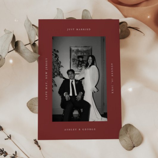 Minimalistische donkerrode 2-foto trouw-ontsnappin aankondiging