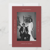 Minimalistische donkerrode 2-foto trouw-ontsnappin aankondiging (Voorkant)