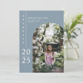 Minimalistische Dusty Blue Arch Photo Graduation P Kaart (Staand voorkant)