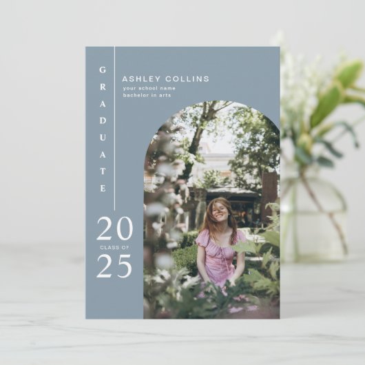 Minimalistische Dusty Blue Arch Photo Graduation P Kaart (Staand voorkant)