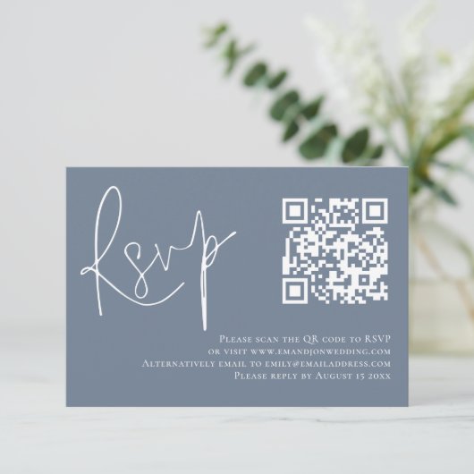 Minimalistische Dusty Blue Script QR Code Wedding RSVP Kaartje (Staand voorkant)