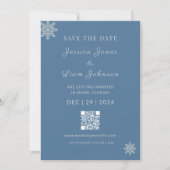 Minimalistische Dusty Blue Silver Winter WeddingQR Save The Date (Voorkant)