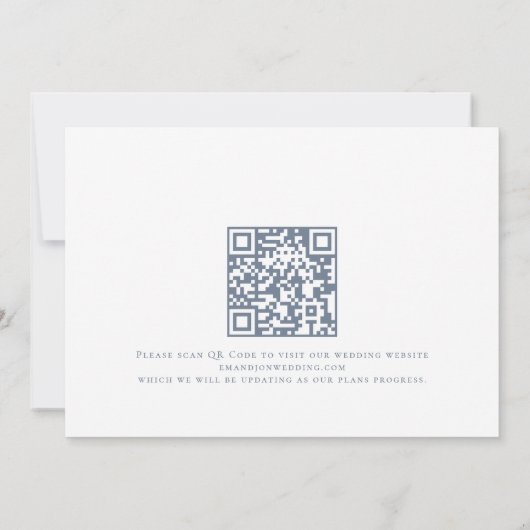 Minimalistische Dusty Blue Text QR Code Wedding Save The Date (Achterkant)
