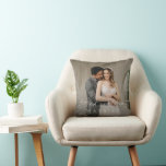 Minimalistische eenvoudige foto Eerste kerst Elega Kussen<br><div class="desc">Modern vakantiekussen met een eenvoudig en minimaal ontwerp met "1st Christmas" in een elegant script over uw favoriete foto. Gebruik de sjabloon om "getrouwd" of "verloofd" toe te voegen. De achterkant heeft een tweede afbeelding met extra details. Dit neutrale minimalistische kerstkussen is geweldig voor een pasgetrouwd stel of nieuw verloofd...</div>