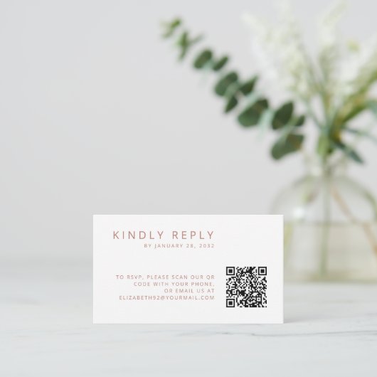 Minimalistische eenvoudige oude roos QR Code RSVP Informatiekaartje (Staand voorkant)