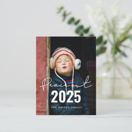 Minimalistische eenvoudige Peace out 2025 Nieuwjaa Briefkaart (Staand voorkant)