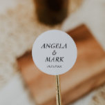 Minimalistische eenvoudige zwart-wit bruiloft ronde sticker<br><div class="desc">Minimalistische eenvoudige zwart-wit bruiloft Classic ronde Sticker. Bruiloft sticker gunst sticker. Bruiloft gunsten dank u stickers. Overeenkomende items beschikbaar op ons collectie "Minimalist Elegant Wedding" zoals hieronder weergegeven. Met vriendelijke groet!</div>