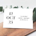 Minimalistische Eenvoudige Zwarte & Witte Fotobrui Save The Date<br><div class="desc">Kondig uw trouwdatum aan in tijdloze stijl met deze minimalistische Save the Date kaart in zwart-wit. De voorkant toont een vet, editoriaal datumpatroon met verfijnde serif-typografie, terwijl de achterkant ruimte biedt voor een favoriete foto voor een persoonlijke touch. Het schone monochrome ontwerp voelt modern, elegant en veelzijdig aan, waardoor het...</div>