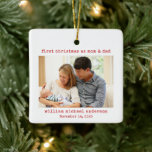 Minimalistische eerste kerst als mama & papa foto keramisch ornament<br><div class="desc">Dit nieuwe ouderfoto ornament is voorzien van een minimalistische typemachinetekst en een foto. Alle tekst kan worden aangepast, inclusief het wijzigen van "papa & mama" in "papa & mama" of een andere formulering van uw keuze. Dit foto-ornament zal de perfecte aandenken maken om je eerste kerst als ouders te vieren....</div>