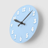 Minimalistische effen pastelblauwe jongens retro ronde klok (Hoek)
