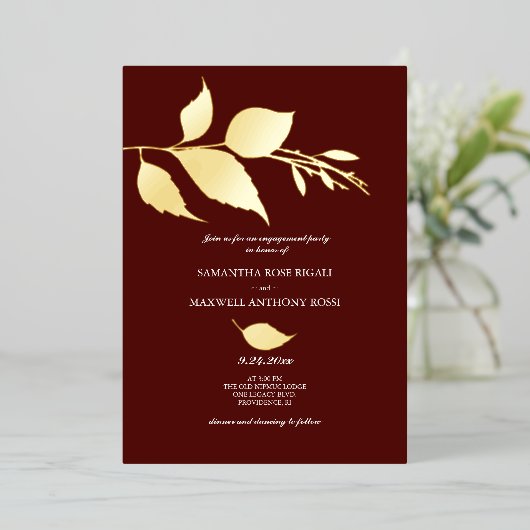 Minimalistische Elegant Maroon Engagement Party Folie Uitnodiging (Staand Voorkant)