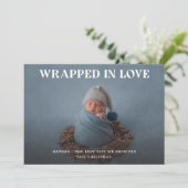 Minimalistische elegante baby's eerste kerstfoto feestdagenkaart (Staand voorkant)