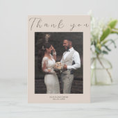 Minimalistische elegante beige eenvoudige script b bedankkaart (Staand voorkant)