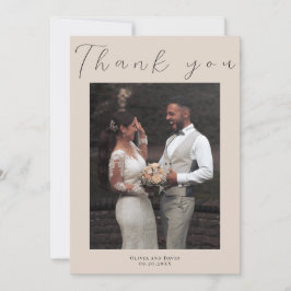 Minimalistische Elegante Beige Eenvoudige Script B Bedankkaart