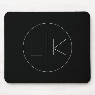 Minimalistische Elegante Initialen in Wit op Zwart Muismat