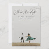 Minimalistische Elegante Kalligrafie Script Foto Save The Date (Voorkant)