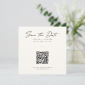 Minimalistische Elegante QR Code Trouwwebsite Vier Save The Date (Staand voorkant)