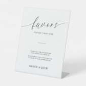 Minimalistische elegante script bruiloft gunsten reclamebord met voetstuk (Voorkant)