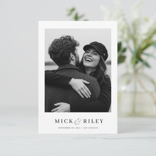 Minimalistische elegante tekst en foto bruiloft save the date (Staand voorkant)