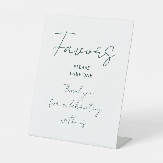 Minimalistische Emerald Green Elegant Script Favor Reclamebord Met Voetstuk (Voorkant)