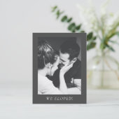 Minimalistische esthetische zwart-wit foto gevluch aankondigingskaart (Staand voorkant)