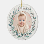 Minimalistische Eucalyptus Baby Eerste Kerstfoto Keramisch Ornament (Links)