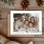 Minimalistische familiefoto Vrolijk Kerstfeest Briefkaart<br><div class="desc">Vier Kerstmis 2025 in stijl met dit elegante, minimalistische ontwerp. Met een familiefoto en gepersonaliseerde tekst is deze aangepaste kaart perfect voor het verzenden van oprechte vakantiewensen. Met "Merry Christmas 2025" in een strak, modern lettertype en uw familienaam combineert deze kaart eenvoud en sophisticatie om de feestelijke geest vast te...</div>