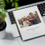 Minimalistische familienaam en foto planner<br><div class="desc">Een eenvoudige minimalistische familie fotokalender planner. De foto is alleen voor plaatsingsdoeleinden en kan worden vervangen door elke foto. Alle tekst kan worden aangepast.</div>
