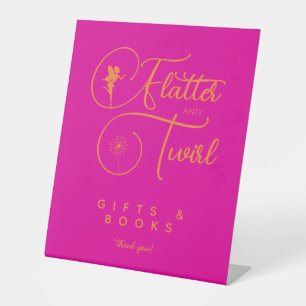 Minimalistische feestdagen voor cadeautjes en boek reclamebord met voetstuk