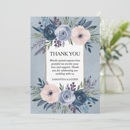 Minimalistische florale stoffige blauwe bruiloft bedankkaart (Staand voorkant)