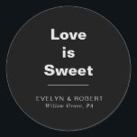 Minimalistische formale Black Wedding Love is Swee Ronde Sticker<br><div class="desc">Deze minimalistische formele zwarte huwelijksliefde is een mooie klassieke ronde sticker die perfect is voor een rustige bruiloft. Het ontwerp heeft een mooi lettertype op een zwarte achtergrond om uw evenement te verfraaien.</div>