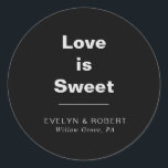 Minimalistische formale Black Wedding Love is Swee Ronde Sticker<br><div class="desc">Deze minimalistische formele zwarte huwelijksliefde is een mooie klassieke ronde sticker die perfect is voor een rustige bruiloft. Het ontwerp heeft een mooi lettertype op een zwarte achtergrond om uw evenement te verfraaien.</div>