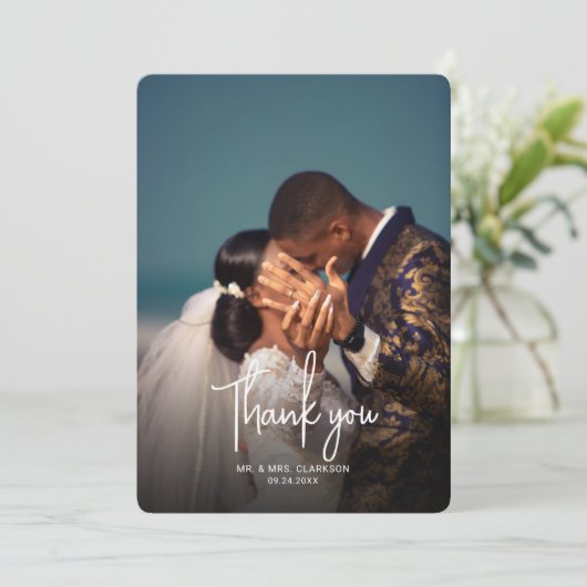 Minimalistische foto handschrift script bruiloft bedankkaart (Staand voorkant)