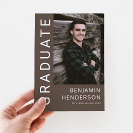 Minimalistische foto jongen afstuderen aankondiging