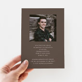 Minimalistische foto jongen afstuderen aankondiging