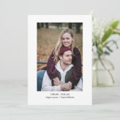 Minimalistische foto met elegant script save the date (Staand voorkant)
