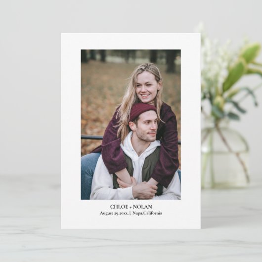 Minimalistische foto met elegant script save the date (Staand voorkant)