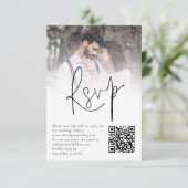 Minimalistische foto Overlay QR Code Bruiloft RSVP Kaart (Staand voorkant)