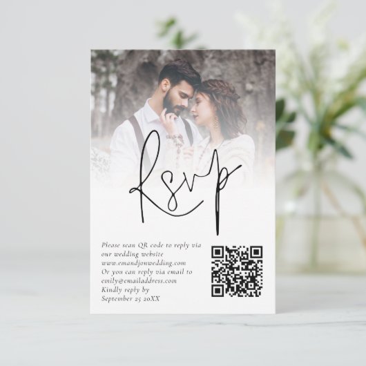Minimalistische foto Overlay QR Code Bruiloft RSVP Kaart (Staand voorkant)