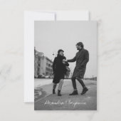 Minimalistische foto-overlay zwart-wit script save the date (Achterkant)