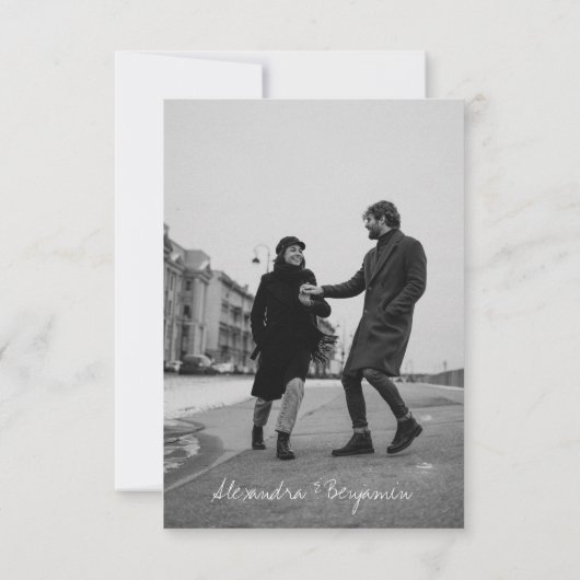 Minimalistische foto-overlay zwart-wit script  save the date (Achterkant)