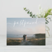 Minimalistische foto uitstellen huwelijksdatum Wij Aankondiging (Staand voorkant)