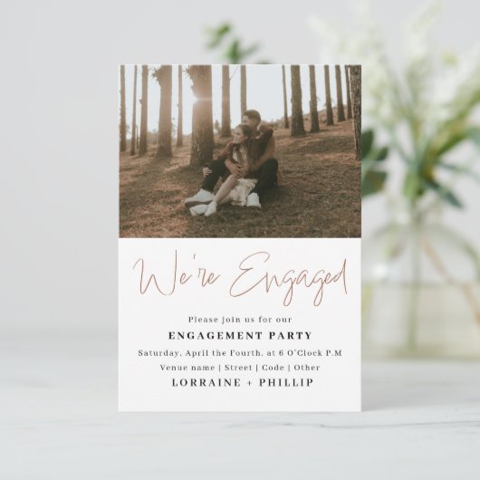 Minimalistische foto We’re Engaged Party aankondig Kaart (Staand voorkant)
